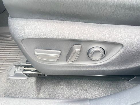 Used 2025 Toyota Highlander XLE AWD/4WD image 17