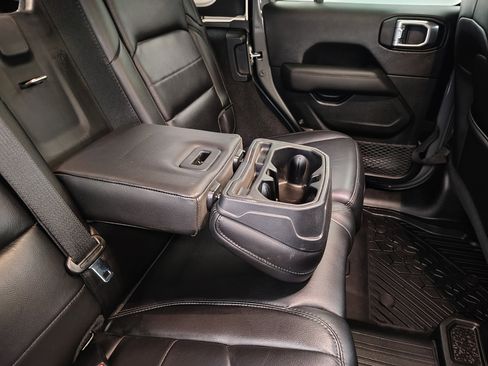 Used 2020 Jeep Wrangler Unlimited Sahara AWD/4WD image 28
