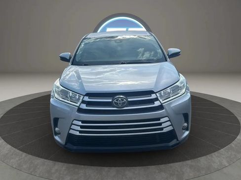 Used 2017 Toyota Highlander Plus FWD image 19