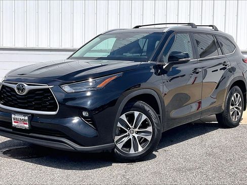 Used 2023 Toyota Highlander XLE AWD/4WD image 2