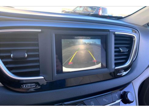 Used 2020 Chrysler Pacifica Touring-L image 19