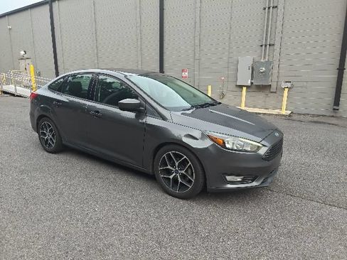 Used 2018 Ford Focus SE w/ SE Appearance Package FWD image 1