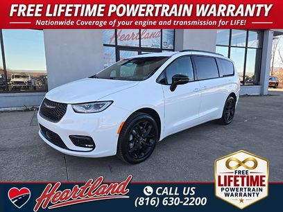 New 2026 Chrysler Pacifica Select w/ S Appearance Package