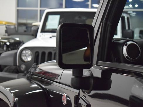 Used 2017 Jeep Wrangler Rubicon AWD/4WD image 12