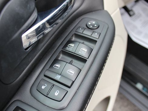 Used 2017 Dodge Grand Caravan SXT FWD image 15