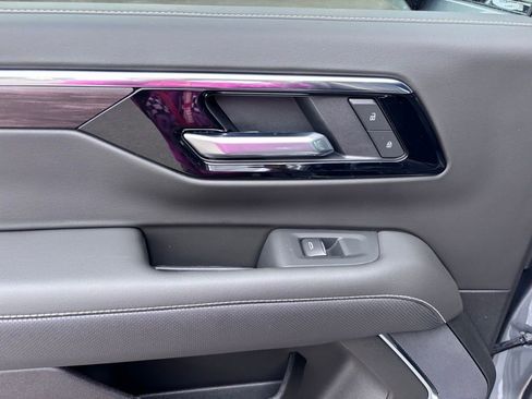 New 2025 Chevrolet Suburban Premier image 42