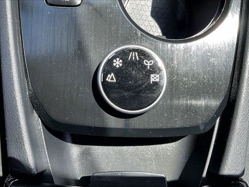 Used 2024 Nissan Rogue SV AWD/4WD image 16