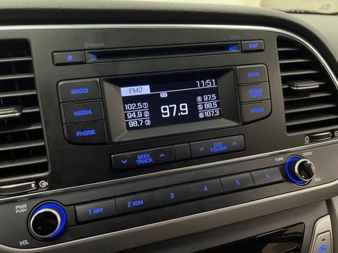 Used 2017 Hyundai Elantra SE image 21