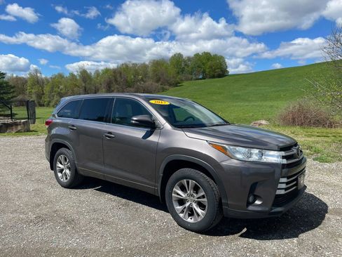Used 2017 Toyota Highlander Plus AWD/4WD image 7