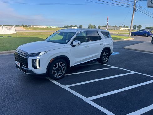 Used 2024 Hyundai Palisade SEL w/ Premium Package FWD image 2
