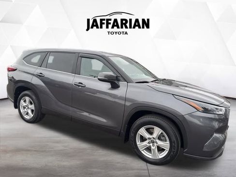 Certified 2023 Toyota Highlander LE image 3