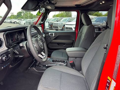 Used 2025 Jeep Wrangler Unlimited Sahara AWD/4WD image 6
