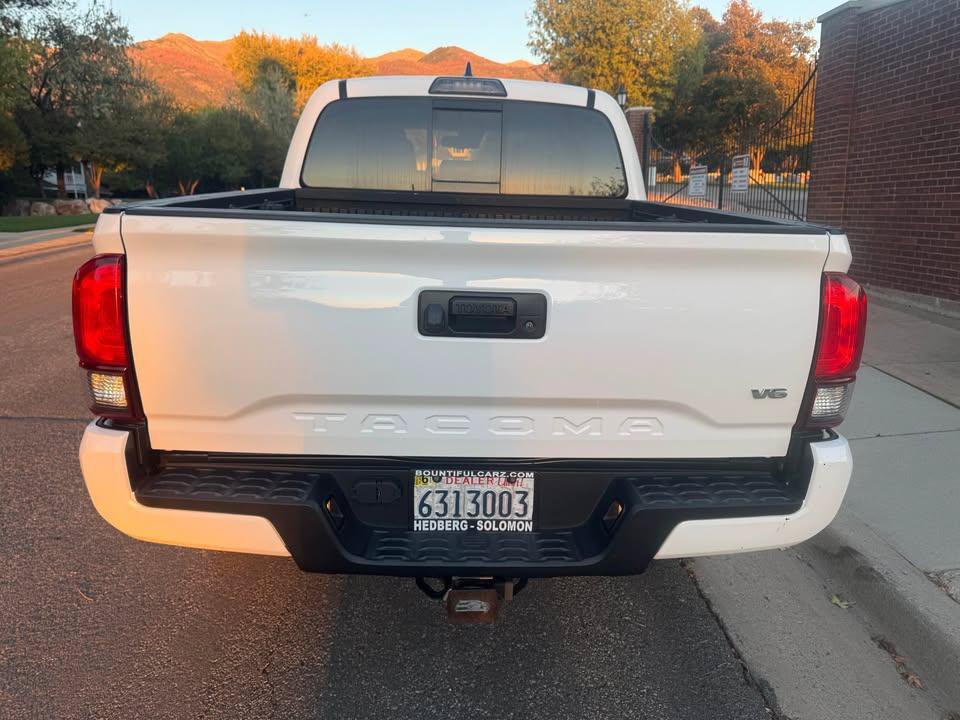 Used 2019 Toyota Tacoma TRD Sport AWD/4WD image 3