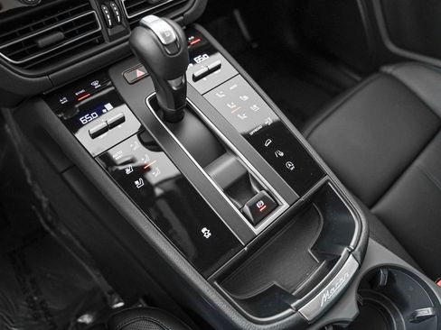Certified 2026 Porsche Macan AWD/4WD image 19