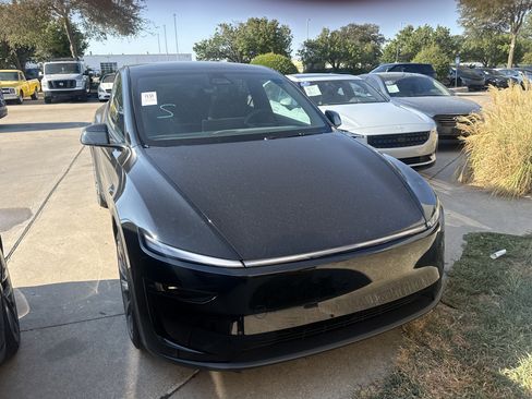 Used 2026 Tesla Model Y Long Range AWD/4WD image 1