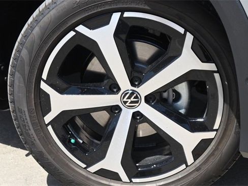 New 2025 Volkswagen Tiguan SE image 7