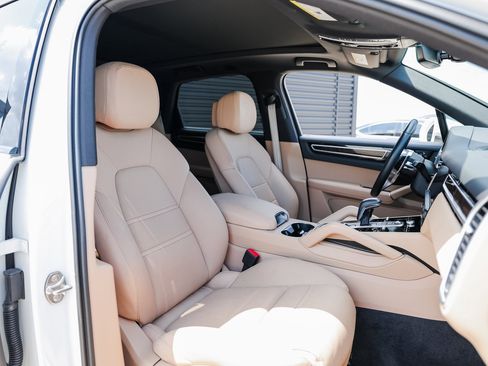 Certified 2023 Porsche Cayenne Platinum Edition image 28