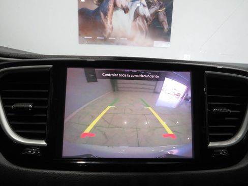 Used 2022 Chrysler Pacifica Touring-L FWD image 18