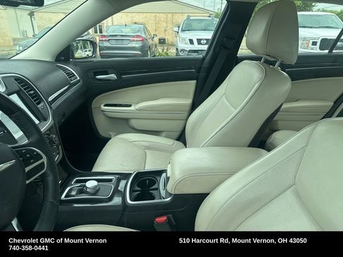 Used 2018 Chrysler 300 Limited AWD/4WD image 9