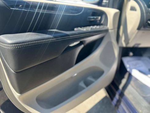 Used 2014 Chrysler Town & Country Touring w/ Driver Convenience Group FWD image 10