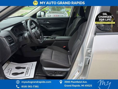Used 2025 Nissan Rogue SV AWD/4WD image 8