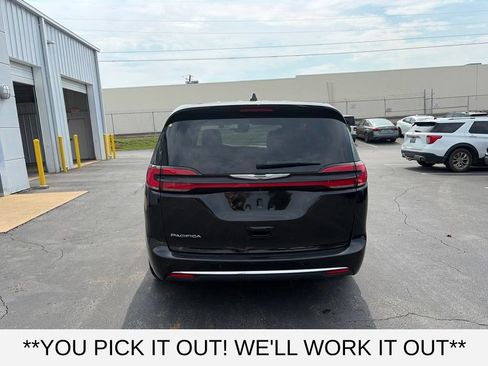 Used 2025 Chrysler Pacifica Select FWD image 5