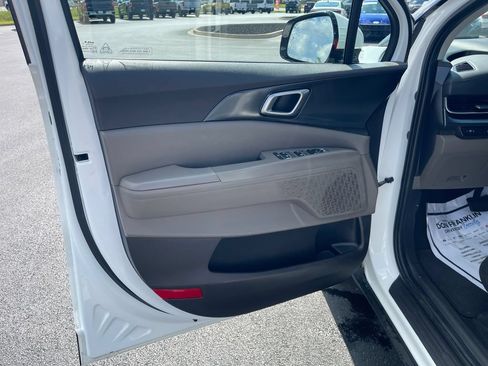 Used 2025 Kia Carnival FWD image 12