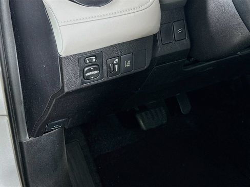 Used 2016 Toyota RAV4 XLE w/ Convenience Package FWD image 11