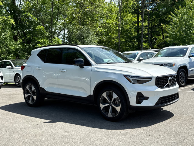 Used 2025 Volvo XC40 B5 Plus AWD/4WD image 2