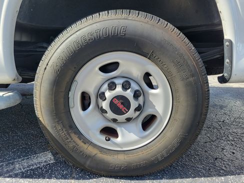 Used 2023 GMC Savana 2500 w/ Driver Convenience Package image 7