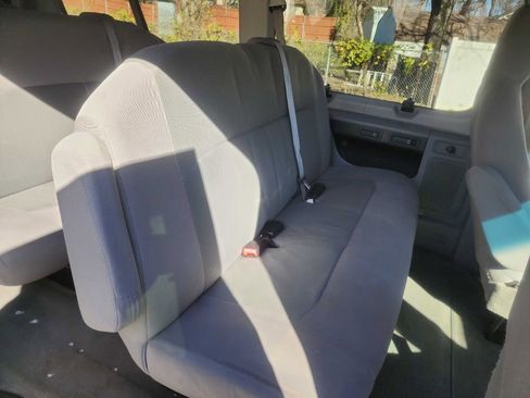 Used 2009 Ford E-350 and Econoline 350 Super Duty Wagon image 29