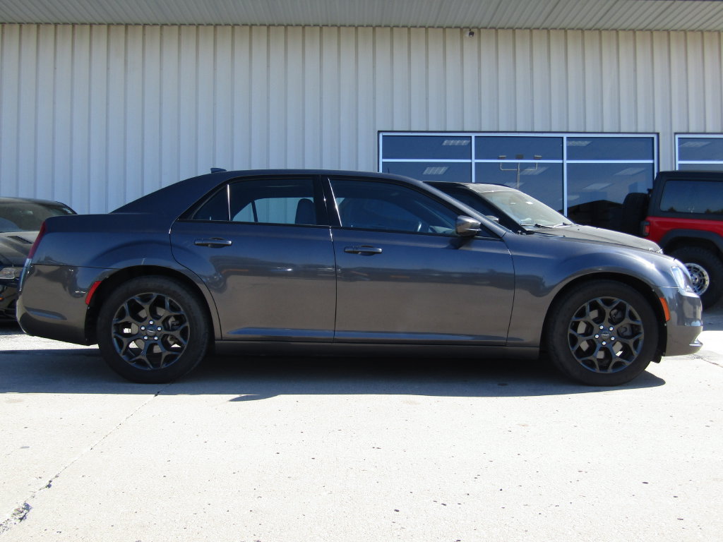 Used 2019 Chrysler 300 S AWD/4WD image 2