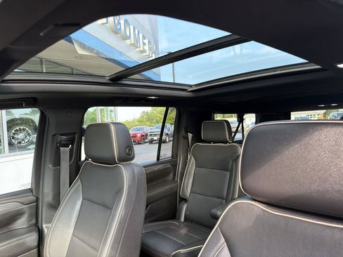 Used 2023 GMC Yukon XL SLT w/ SLT Premium Package AWD/4WD image 28