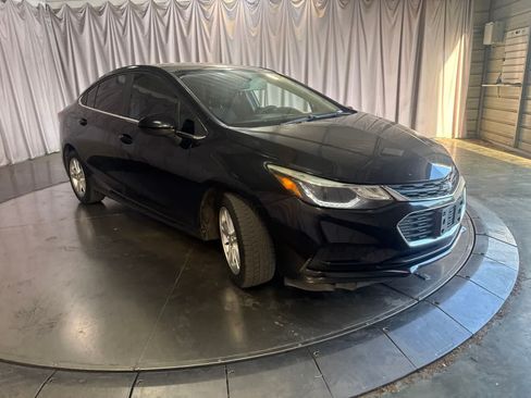 Used 2018 Chevrolet Cruze LT w/ Convenience Package FWD image 3