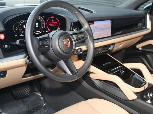 Certified 2025 Porsche Cayenne image 4