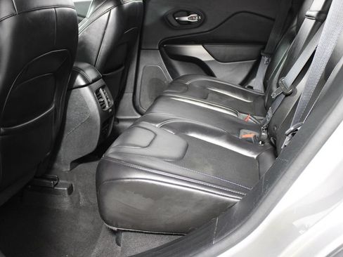 Used 2019 Jeep Cherokee Latitude Plus FWD image 20