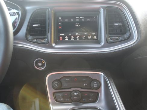 Used 2018 Dodge Challenger SXT image 7
