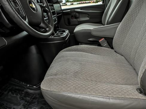 Used 2015 Chevrolet Express 4500 RWD image 14