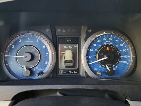 Used 2016 Toyota Sienna XLE w/ XLE Navigation Package FWD image 12