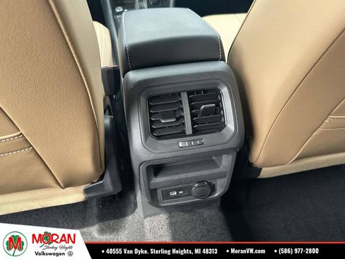 Used 2024 Volkswagen Tiguan SE AWD/4WD image 13