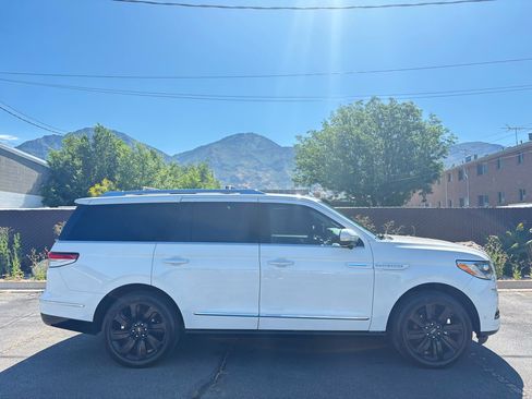 Used 2023 Lincoln Navigator Reserve AWD/4WD image 2