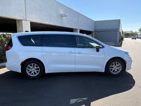 Used 2024 Chrysler Pacifica Touring-L FWD image 3