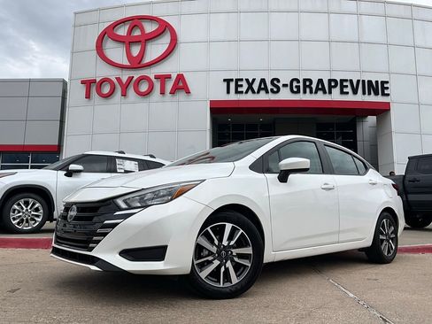 Used 2025 Nissan Versa SV image 2