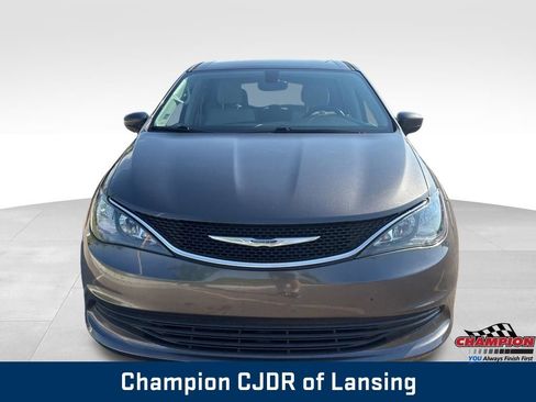 Used 2017 Chrysler Pacifica Touring FWD image 11