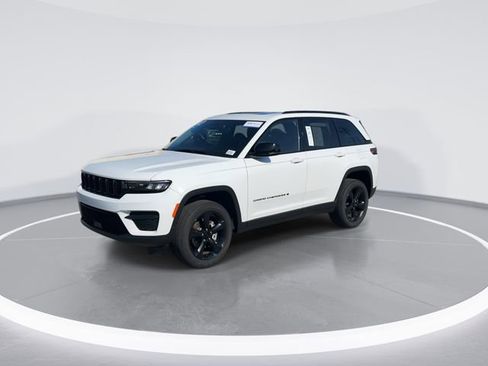 Used 2022 Jeep Grand Cherokee Altitude AWD/4WD image 3
