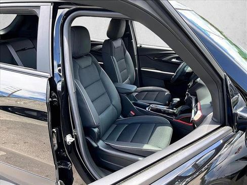 Used 2023 Chevrolet TrailBlazer RS w/ Sun and Liftgate Package FWD image 9