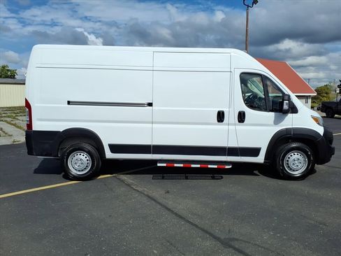 Used 2025 RAM ProMaster 2500 w/ Convenience Group image 4