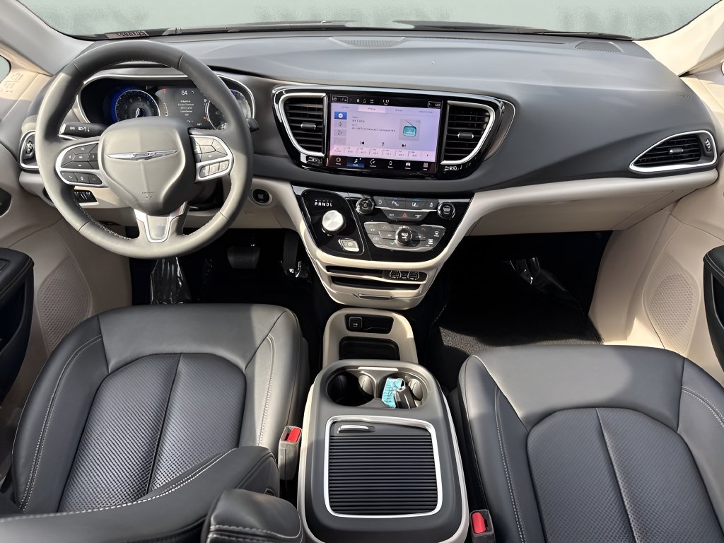 Used 2024 Chrysler Pacifica Touring-L FWD image 16
