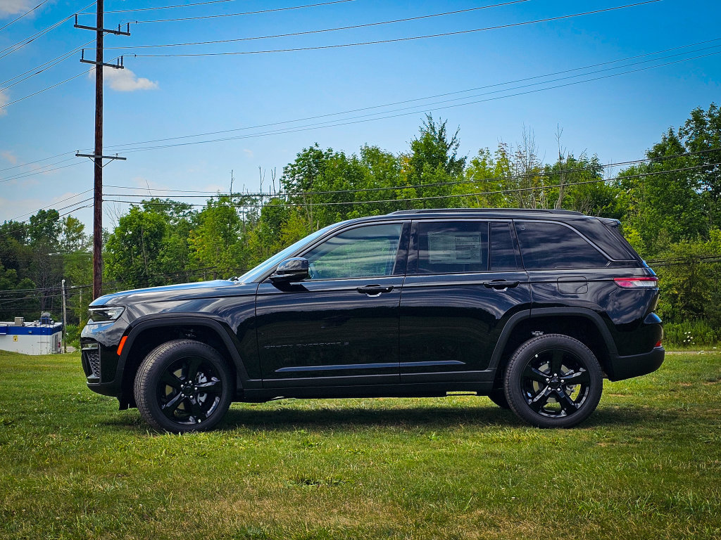 New 2026 Jeep Grand Cherokee Limited w/ Limited Altitude Package AWD/4WD image 6