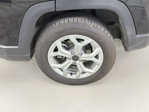 Used 2025 Jeep Compass Latitude AWD/4WD image 31